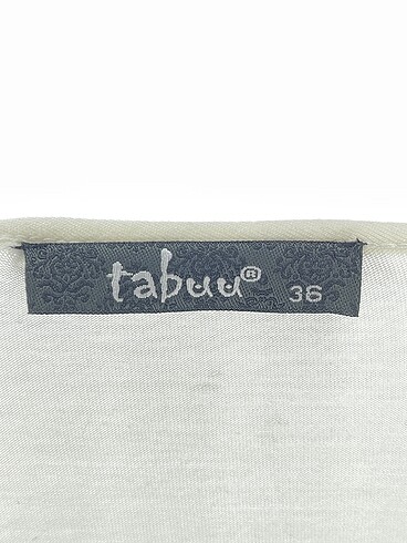 36 Beden beyaz Renk Tabuu T-shirt %70 İndirimli.