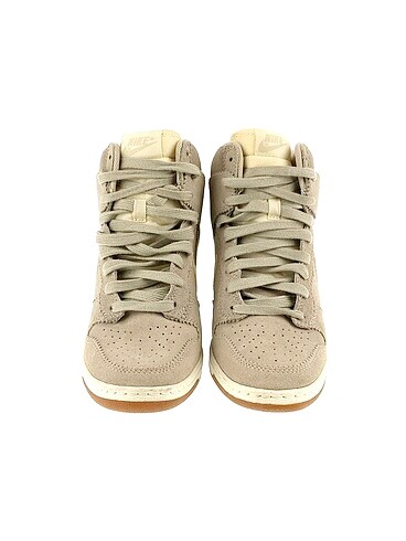 40 Beden Nike Dolgu Topuk %70 İndirimli.