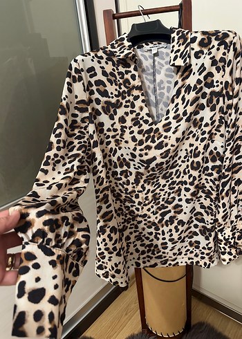 Kahverengi Leopar Desenli V Yakalı Kadın Bluz - Görsel 6