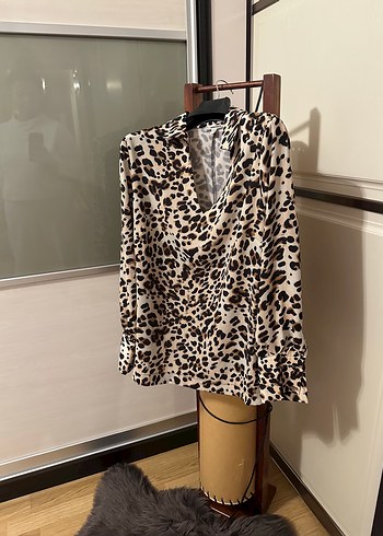 Kahverengi Leopar Desenli V Yakalı Kadın Bluz - Görsel 2