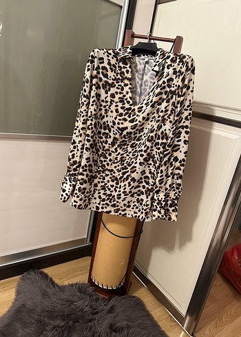 Kahverengi Leopar Desenli V Yakalı Kadın Bluz - Görsel 3