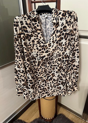 Kahverengi Leopar Desenli V Yakalı Kadın Bluz - Görsel 4