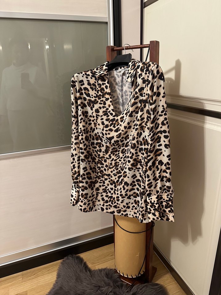 Kahverengi Leopar Desenli V Yakalı Kadın Bluz - Görsel 2