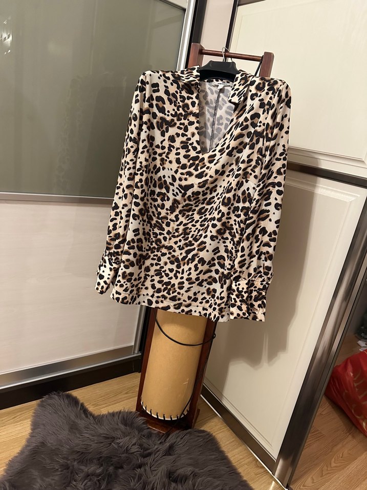 Kahverengi Leopar Desenli V Yakalı Kadın Bluz - Görsel 3