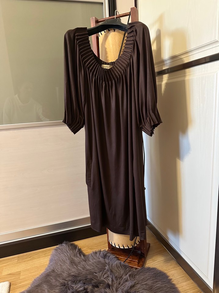 Plise yaka kol rahat kesim diz de elbise - Görsel 3