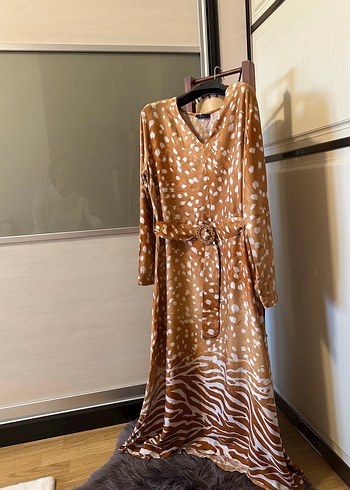 Kahverengi Zebra Desenli Uzun Kadın Elbise - Görsel 3