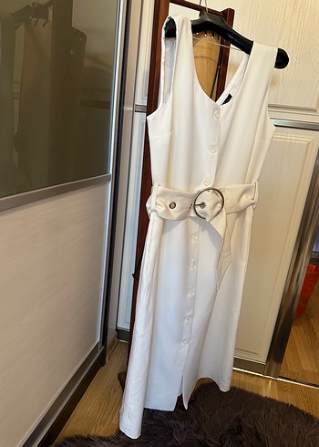 Beyaz Kemerli Uzun Kolsuz Günlük Elbise - Görsel 3