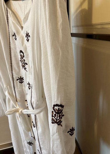 Nakışlı Beyaz Pamuklu Bohem Uzun Elbise - Görsel 3