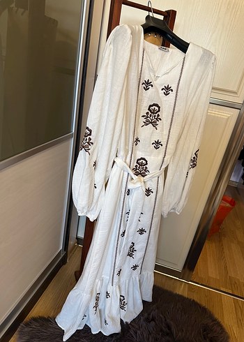 Nakışlı Beyaz Pamuklu Bohem Uzun Elbise - Görsel 5