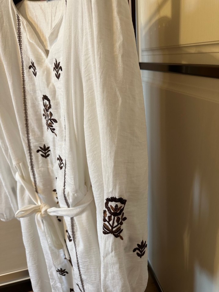 Nakışlı Beyaz Pamuklu Bohem Uzun Elbise - Görsel 3