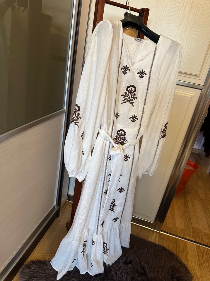 Nakışlı Beyaz Pamuklu Bohem Uzun Elbise - Görsel 5