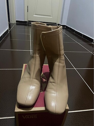 Stradivarius Bej bot