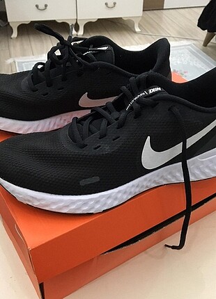 nike revolution 5
