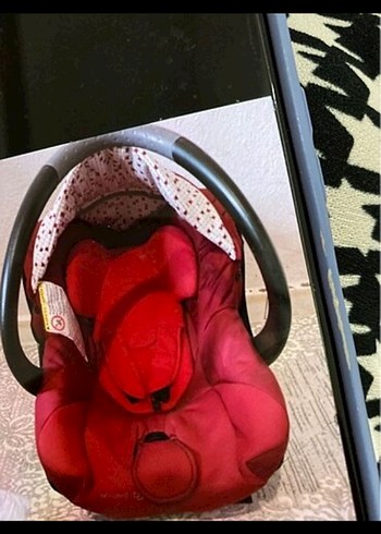 kırmızı bebek Ana kucağı
