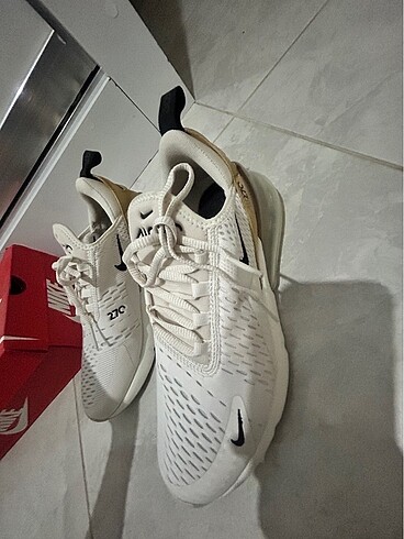 Nike 270