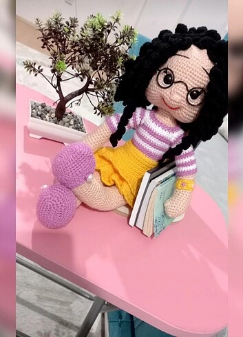  Beden Gözlüklü kıvırcık saçlı kızım