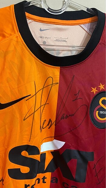 l Beden kırmızı Renk Orjinal Galatasaray imzalı forma