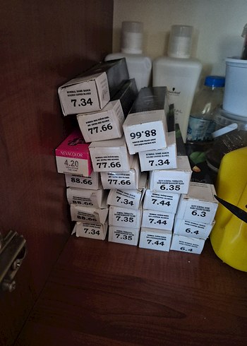 Çeşitli Renklerde Saç Boyası Kutuları - Görsel 2