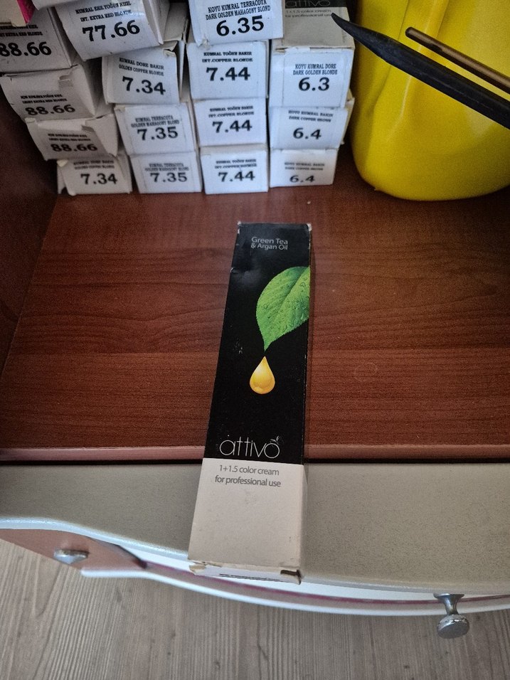 Çeşitli Renklerde Saç Boyası Kutuları - Görsel 3