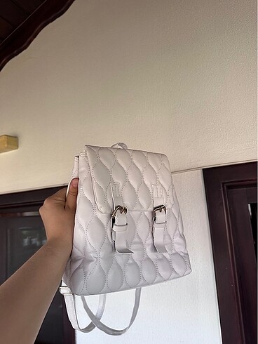 Paketten çıkarttım beyaz sırt çantası