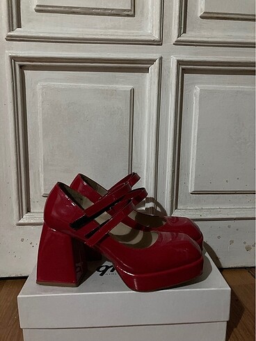 Zara Capone kırmızı bantlı platform ayakkabı
