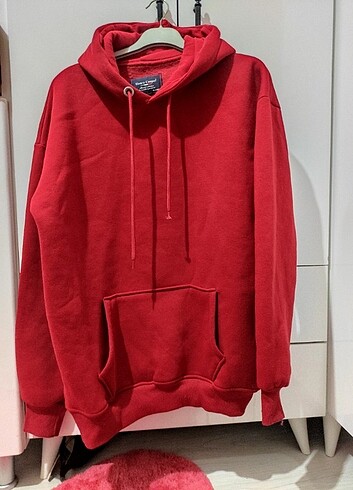 KIRMIZI KAPŞONLU SWEATSHİRT 