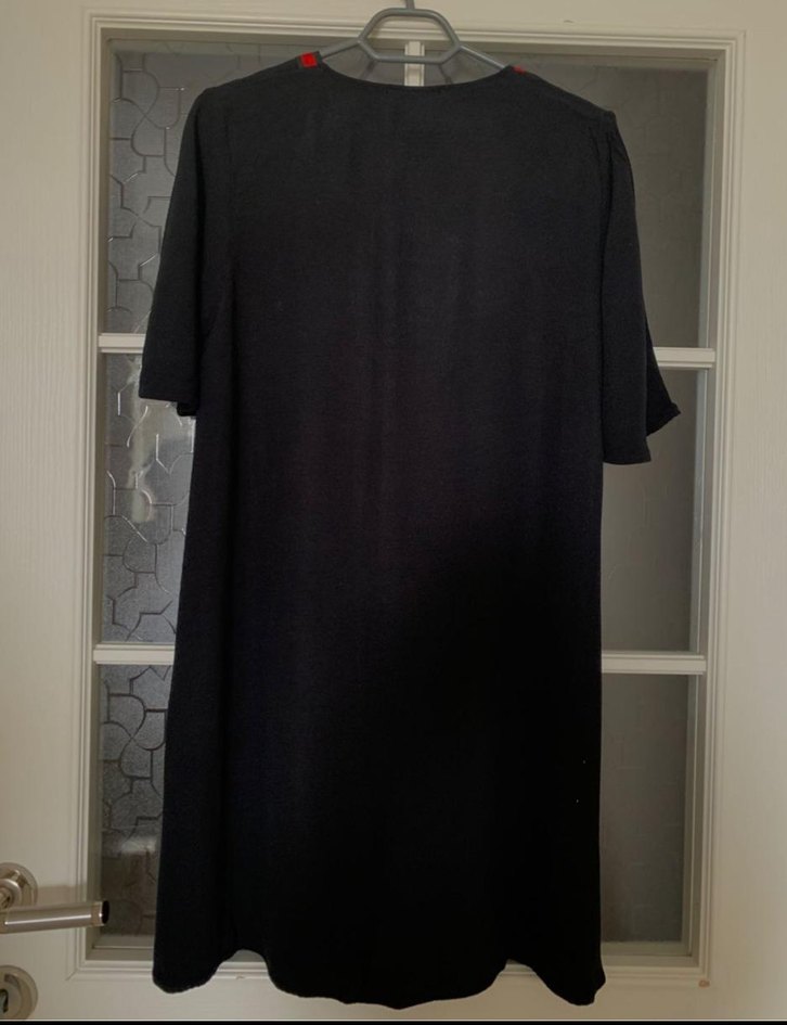 V Yaka Siyah Midi Rahat Elbise - Görsel 3