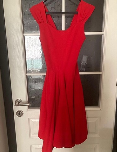 Kırmızı midi elbise