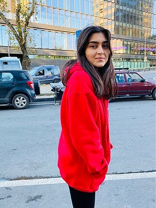 Kırmızı oversize kapüşonlu sweatshirt
