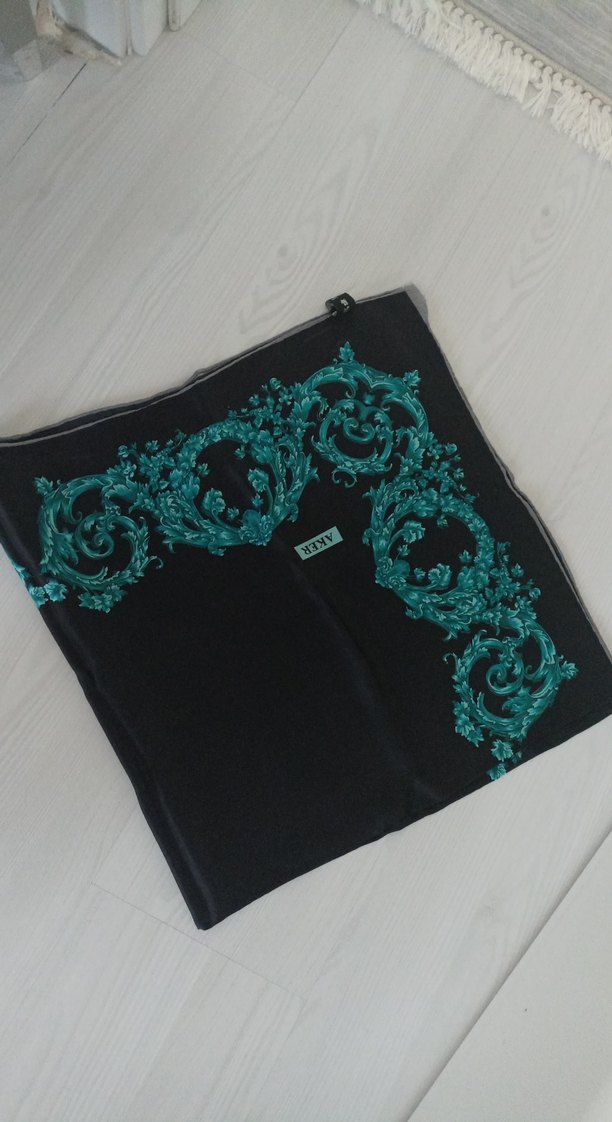 Siyah Drapeli Kadın İpek Şal AKER - Görsel 2