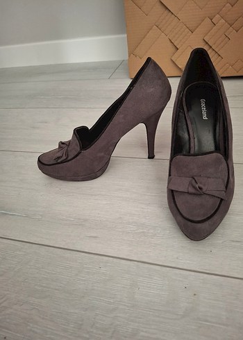 Süet Kemer Detaylı Klasik Stiletto