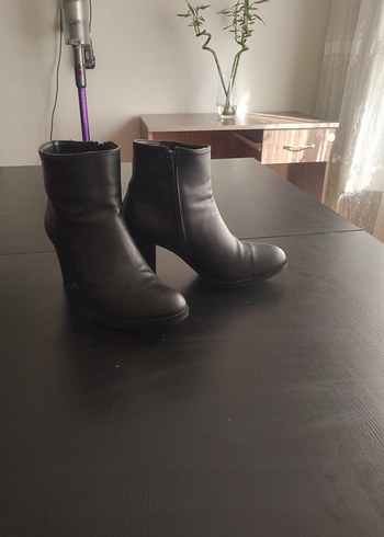 Siyah Deri Topuklu Kadın Bot