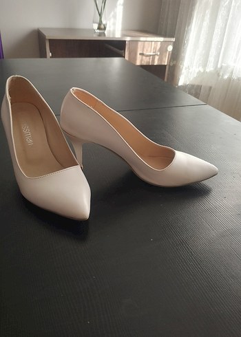 Beyaz Stiletto Topuklu Kadın Ayakkabı