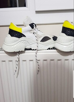 Beyaz Sneakers siyah simli ve sarı desenli