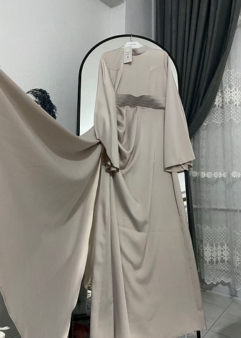 l Beden ten rengi Renk Bej Uzun Kollu Yüksek Yakalı Abiye Elbise