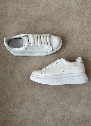 Alexander McQueen Alexander MCQUEEN..
