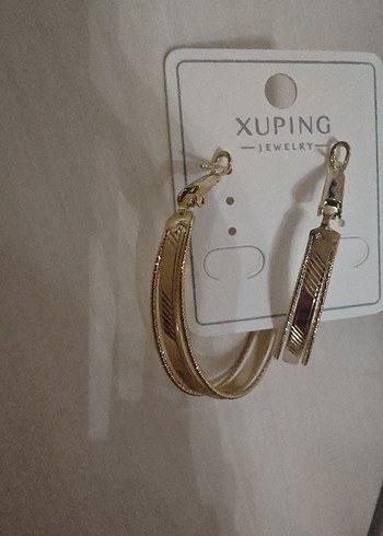 Mini Yılan Desenli Altın Renk Tokalı Küpe - Görsel 3