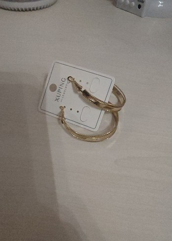 Mini Yılan Desenli Altın Renk Tokalı Küpe - Görsel 4