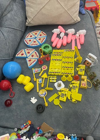 Renkli Karışık Oyuncak Parçaları - Görsel 3