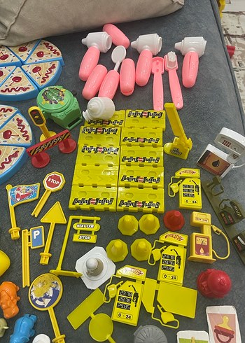 Renkli Karışık Oyuncak Parçaları - Görsel 12