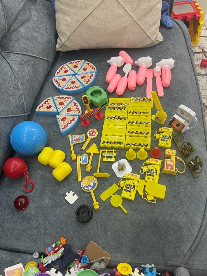 Renkli Karışık Oyuncak Parçaları - Görsel 3