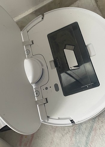 Beyaz ve gri robot süpürge - Görsel 8