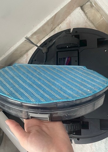 Beyaz ve gri robot süpürge - Görsel 6