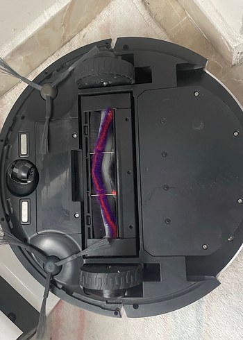 Beyaz ve gri robot süpürge - Görsel 5