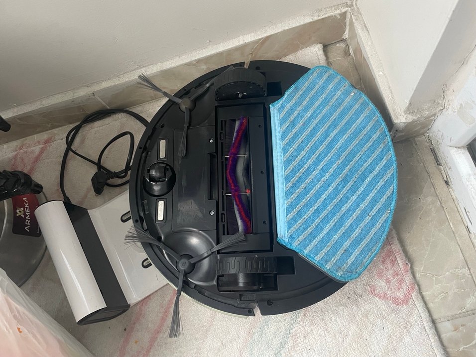 Beyaz ve gri robot süpürge - Görsel 4