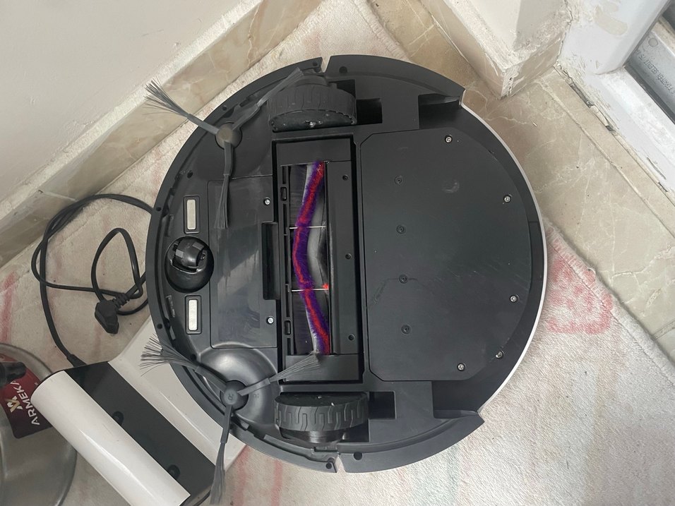 Beyaz ve gri robot süpürge - Görsel 5