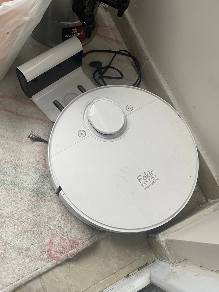 Beyaz ve gri robot süpürge - Görsel 2