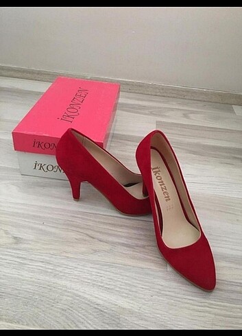 Kırmızı stiletto