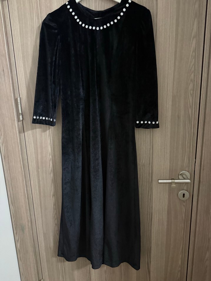 Boncuk Detaylı Siyah kadife Uzun Elbise - Görsel 2