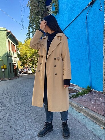 Astarlı camel renk trençkot